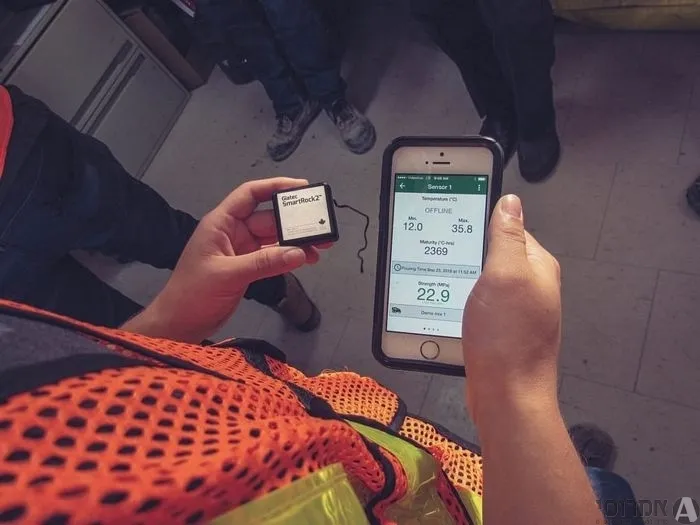 חיישן בטון SmartRock להתקנה על טפסנות הבטון לפני היציקה
